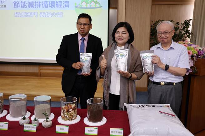 雲林縣長張麗善（中）希望縣府與台塑合作，一起達成2050年淨零排放目標。（雲林縣政府提供／張朝欣雲林傳真）