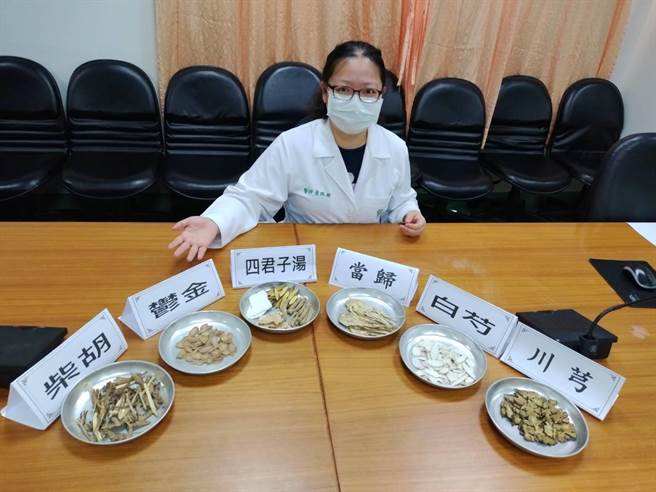 台南柳营奇美医院中医师简佩珊表示，中医会依据不同证型，做不同的治疗经前症候群症状。（张毓翎摄）