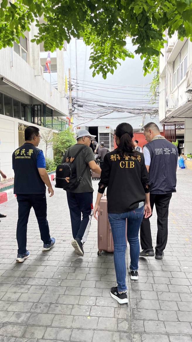 刑事局21日派員至泰國將黃嫌押解回台。（翻攝照片／林郁平台北傳真）