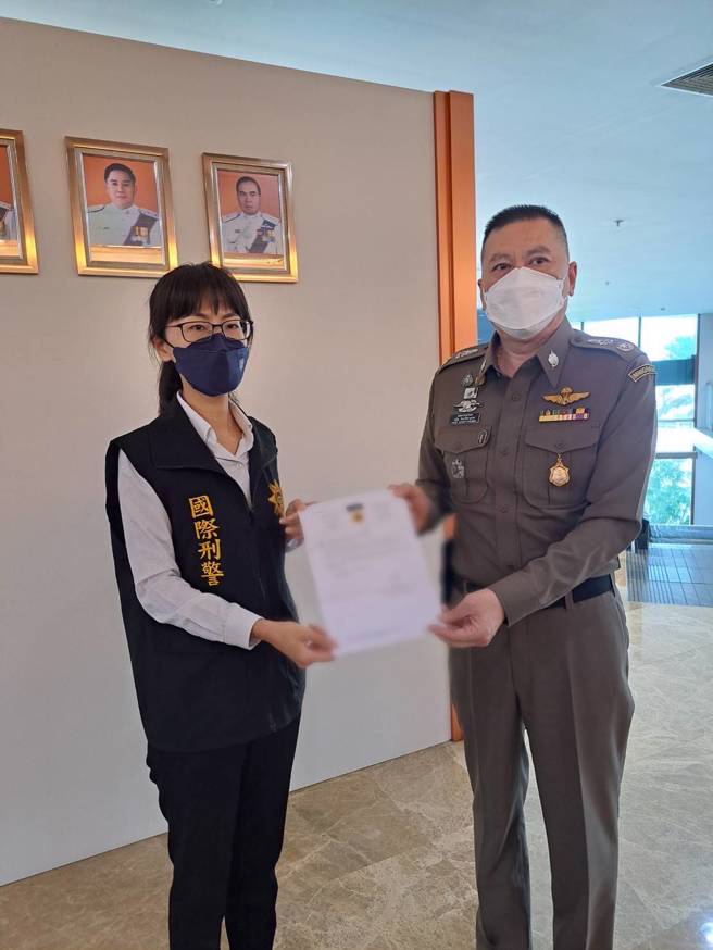 刑事局與泰國警方交接人犯、證物。（翻攝照片／林郁平台北傳真）