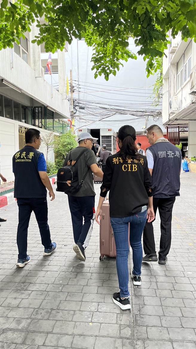 刑事局等單位21日派員至泰國將黃嫌押解回台。（翻攝照片／林郁平台北傳真）