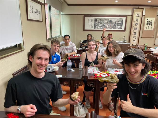 许多境外生都是第一次吃到肉粽，纷纷直呼好特别。（义守大学提供／林雅惠传真）