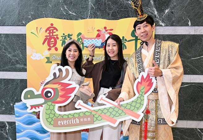 端午節連假即將展開，桃機昇恆昌免稅商店21日特別舉辦「賽龍舟、慶端午」活動，由工作人員打扮成屈原，向旅客講解端午節的由來，並體驗陸上賽龍舟活動，讓出國旅客感受端午節日氛圍。（陳麒全攝）