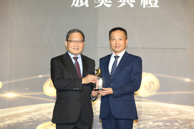 凱基證券經紀暨財富管理通路處副總經理孫成保(右) 獲頒《服務品質獎》