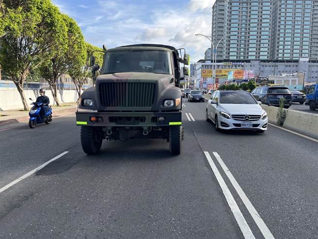 新北市淡水区今早有辆军用卡车行驶民权路时，经过淡水马偕医院前方时突然抛锚停在路中央，导致民权路一度发生回堵。(黄敬文翻摄)