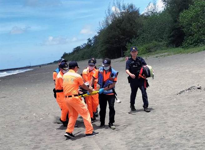 台南市安平区观汐平台传出疑似溺水意外，消防人员到场将1名中年女性送医急救。（读者提供／洪荣志台南传真）