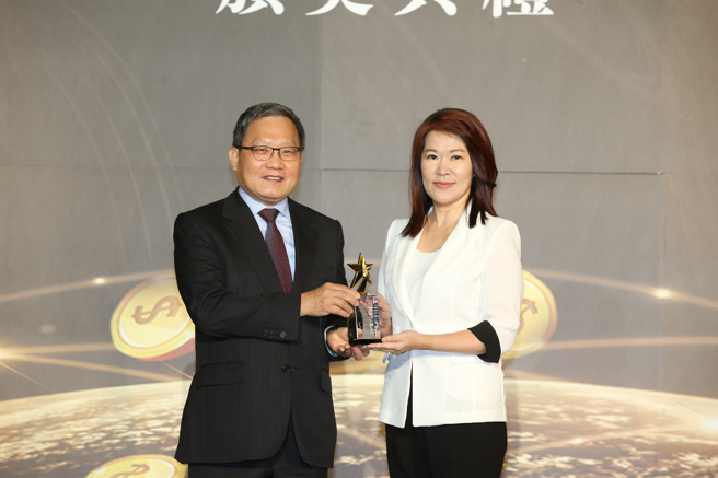富蘭克林證券投顧研究部資深副總經理羅尤美(右) 獲頒《服務品質獎》