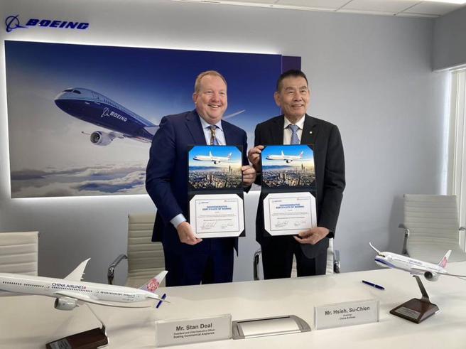 （华航董座谢世谦(右)与波音公司商用机执行长Stan Deal 签订8架787客机选购权转为确认订单。图／业者提供）