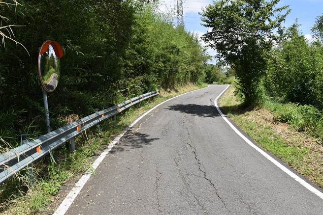苗栗县苗5线永和山水库环湖道路铺面已经毁损即将重新刨铺拓宽。（谢明俊摄）
