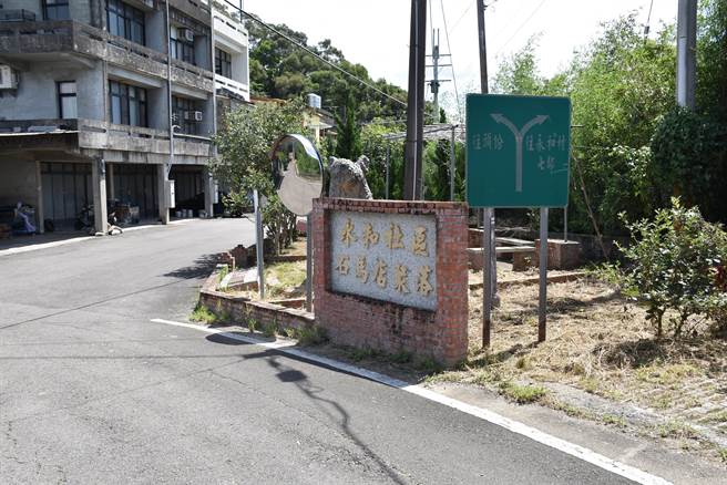 苗栗县苗5线永和山水库环湖道路铺面已经毁损即将重新刨铺拓宽。（谢明俊摄）