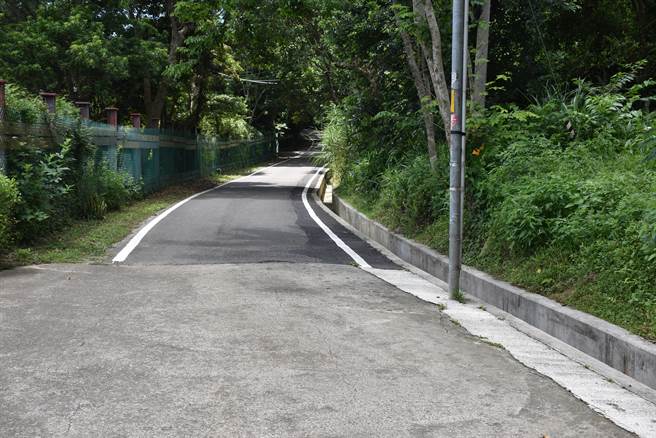 苗栗县苗5线永和山水库环湖道路茄苳福德祠前路段已经重新刨铺。（谢明俊摄）
