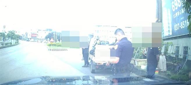 警方将改装车拦查并依法开罚。（民眾提供／李京升苗栗传真）