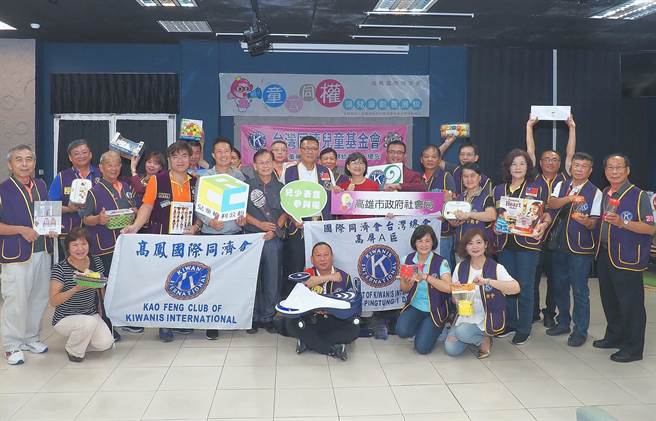 高雄市社会局妇幼青少年活动中心运用捐款设置「童言区」，优化0-6岁亲子游戏空间，今日举办捐赠仪式，特别感谢赞助单位的热捐。（高雄市社会局提供／林雅惠传真）