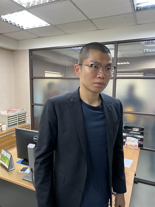 5億高中生命案以不起訴處分，家屬委託律師許哲維指出，該案在鑑識上有相當大的瑕疵予疏失。(林欣儀攝)