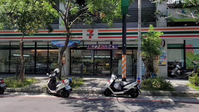 有網友今(21)日在臉書PO文，稱新北市新莊有間便利商店發生千面人案件，表示警方調閱監視器釐清案情中，不過新莊警方強調並非千面人案件，實為一名男子意圖偷竊知名品牌的威士忌酒。(黃敬文攝)