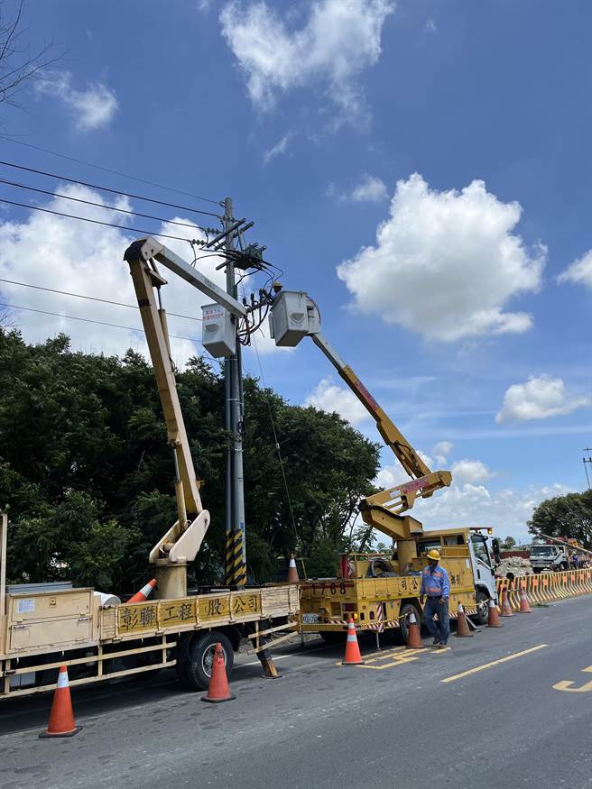 台電今在芳苑鄉二溪路附近進行新增線路、變壓器等工程，預計停電到下午5點，影響戶數達816戶，包括彰化監獄也受到影響。（台電提供／吳建輝彰化傳真）