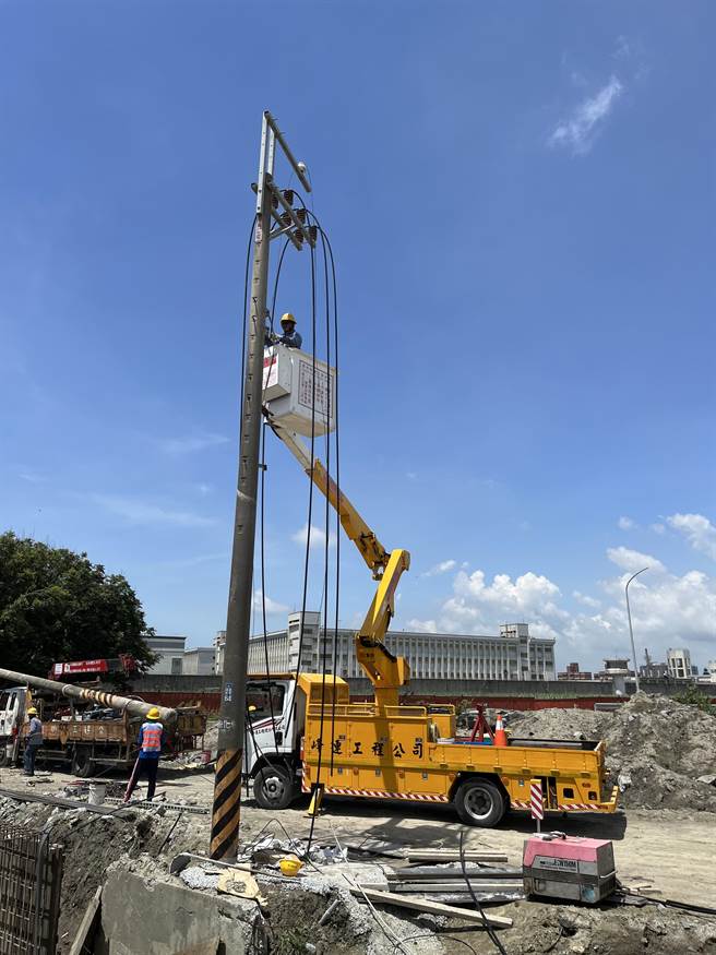 台電彰化處表示，芳苑鄉二溪路一帶目前正辦理計畫性用戶需求用電的新增設線路停電工作，停電時間自今天上午8點30分至5點左右。（台電提供／吳建輝彰化傳真）
