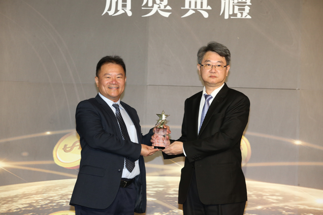 中国信托证券资讯部副总张瑞隆(右)获颁《个资防护奖》