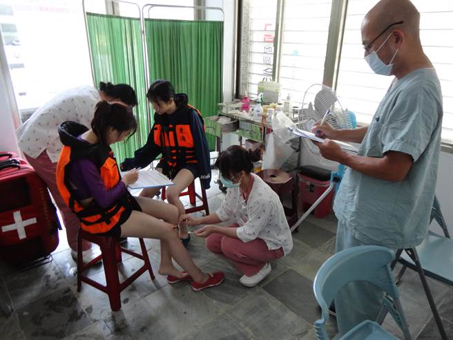 花莲县卫生局协调花莲医院，在奇美部落、长虹桥畔2处设行动紧急医疗站，提升秀姑峦溪水域活动安全。（花莲县卫生局提供／王志伟花莲传真）