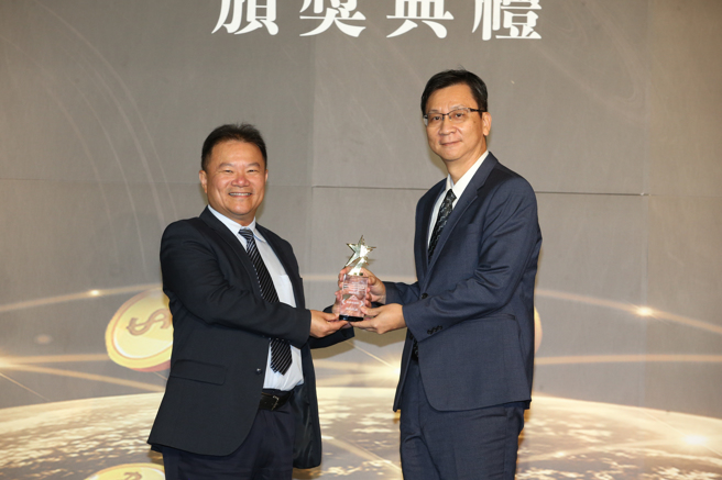 南山人寿副总经理李仕国(右) 获颁《个资防护奖》