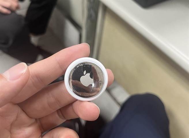 左營警方在報案青年的包包內找到詐騙集團放置的AirTag定位器。（翻攝照片／林瑞益高雄傳真）