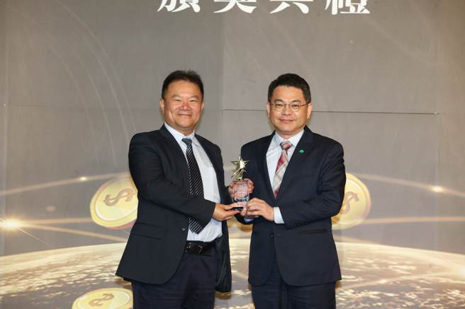 国泰产险资深副总经理许嘉元(右)获颁《个资防护奖》