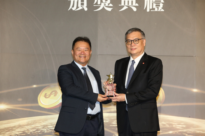 群益投信董事长赖政升(右) 获颁《个资防护奖》