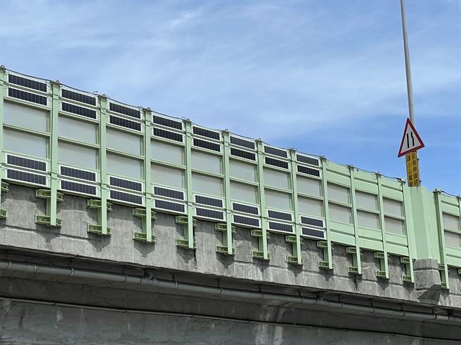 台北市环保局在建国高架桥隔音墙装太阳能板。（蔡佩珈摄）