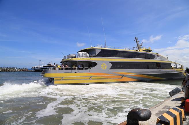 嘉义县布袋商港有新客轮「太吉之星3号」今天启航。（廖素慧摄）