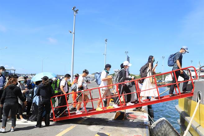 嘉义县布袋商港有新客轮「太吉之星3号」今天首航澎湖，旅客登船。（廖素慧摄）