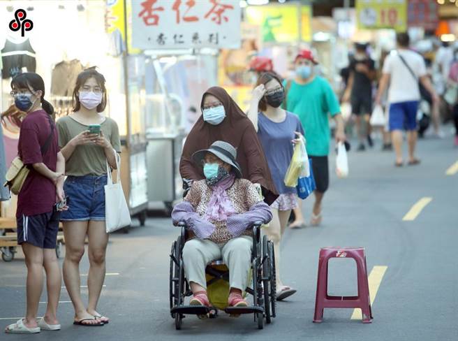 劳动部推动「移工留才久用方案」，只要移工薪资、年资达一定标准，就可以转换成中阶技术人力、不受在台年限限制。（报系资料照）