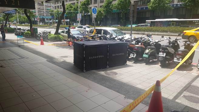 妇人坠楼，陈尸北市大安区骑楼前。（民眾提供）