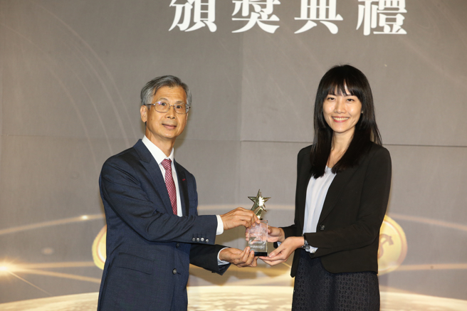 中國信託銀行商戶經營部協理陳雅雯(右) 獲頒《創新平台獎》
