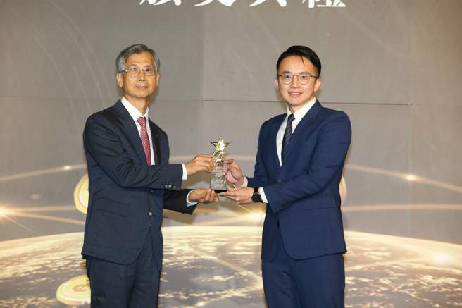 台灣人壽數金經理賴惟仁(右) 獲頒《創新平台獎》