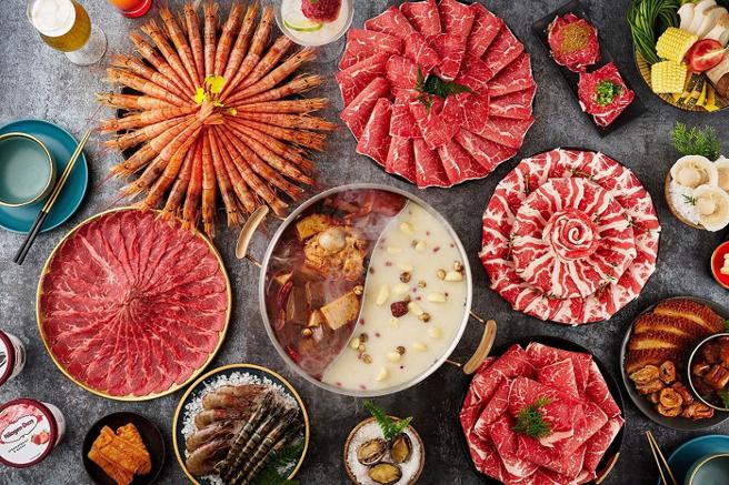 「向辣」新添顶级湿式熟成冷藏牛肉，点和牛无限向套餐就能吃到饱。（图／向辣提供）