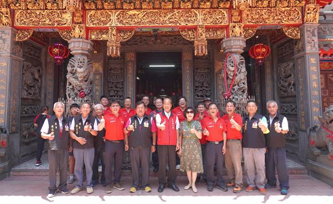 港天宮董事長賴榮文與董監事赴苗栗通宵鎮拱天宮拜會主委洪文華，邀請白沙屯媽祖年底移駕花蓮參與遶境。（港天宮提供／王志偉花蓮傳真）