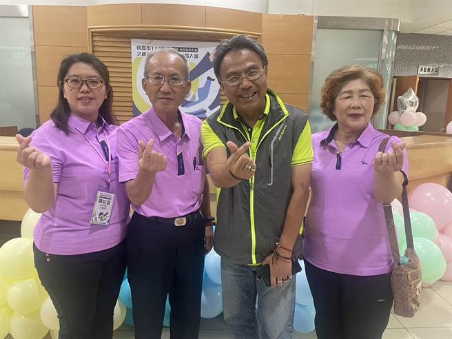 桃园市会稽国小志工大队长陈庆贤（左二）、妻子许淑女（右一）及女儿陈纹嘉（左一）是志工楷模家庭。（吕筱蝉摄）