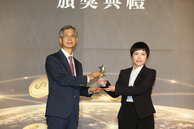 南山人寿副总经理陈碧玉(右) 获颁《创新平台奖》