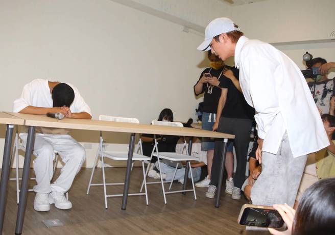 炎亞綸今天突然現身耀樂的記者會，向他鞠躬道歉，耀樂崩潰趴在桌上。（粘耿豪攝）