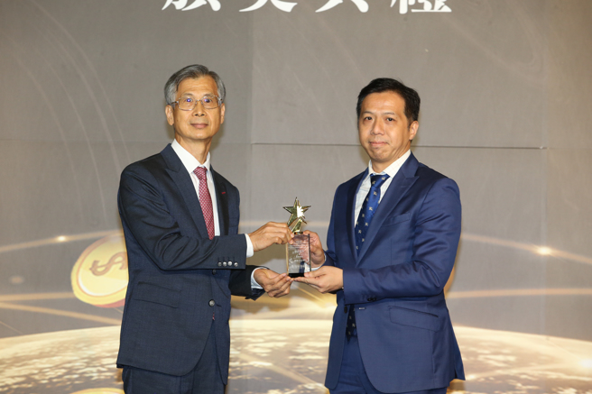 康和证券董事长郑大宇(右) 获颁《创新平台奖》