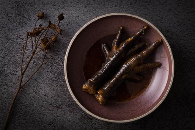 九华楼老滷麻辣蒸凤爪是店内招牌。（九华楼提供）