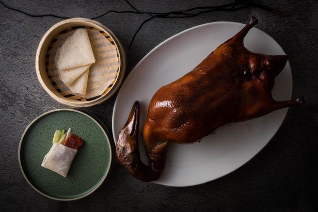 九华楼华泰片皮鸭选用75天的「宜兰北京种鸭」。（九华楼提供）