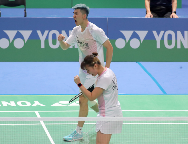 寶島羽球選手葉宏蔚（後）的新髮色在場上相當顯眼。（鄭任南攝）