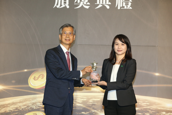 国泰人寿副总经理凃薏如(右) 获颁《创新平台奖》