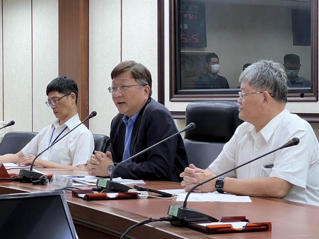 经济部能源局游振伟(中)今天公布「2022年度全国电力供需报告」，提出到2029年的电力预测。(图／王玉树摄)