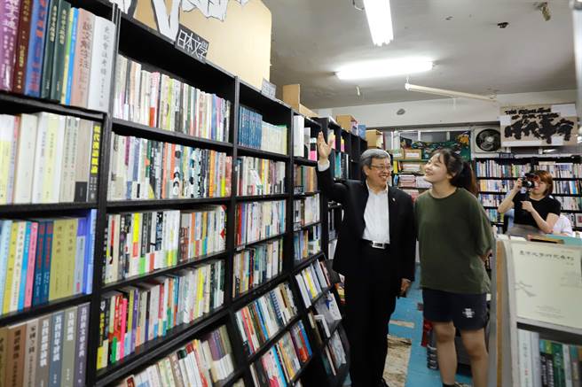 行政院長陳建仁（左）向李怡蓁分享唐山書店的陳設及選書。（文化部提供）