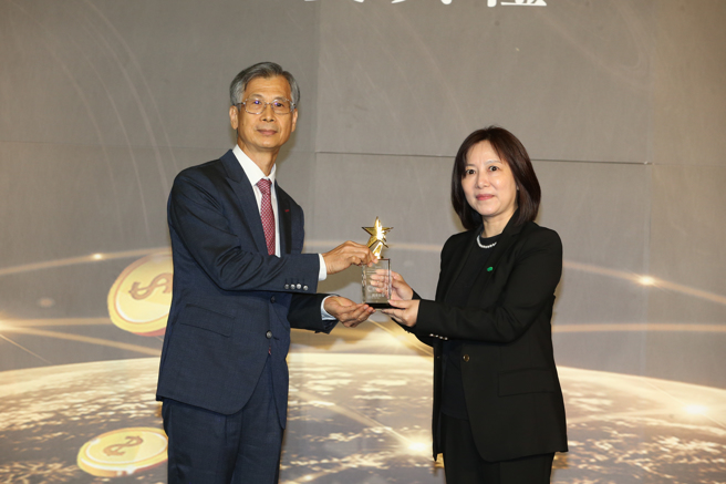 國泰投信資深副總經理岳豫西(右) 獲頒《創新平台獎》
