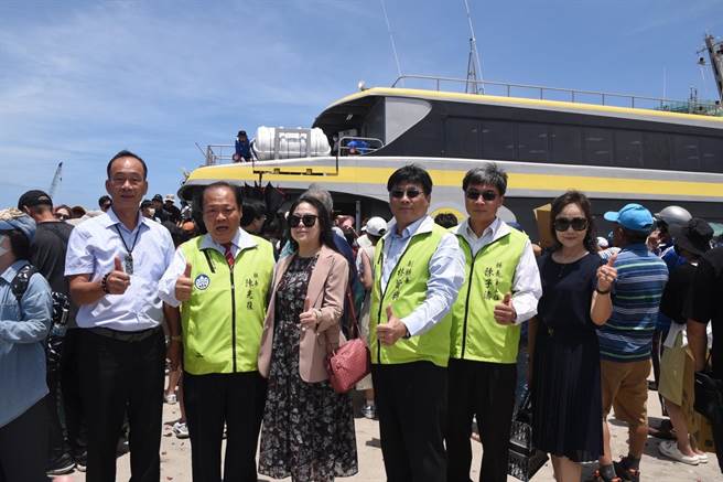 澎湖县长陈光復、副县长林皆兴联袂出席全新高速客轮「太吉之星3号」首航仪式。（澎湖县政府提供／许逸民澎湖传真）