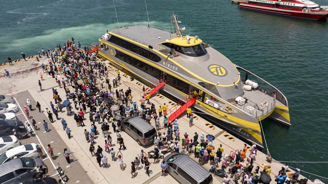马公港码头挤满想一睹全新高速客轮「太吉之星3号」风采的民眾。（海有公司提供／许逸民澎湖传真）