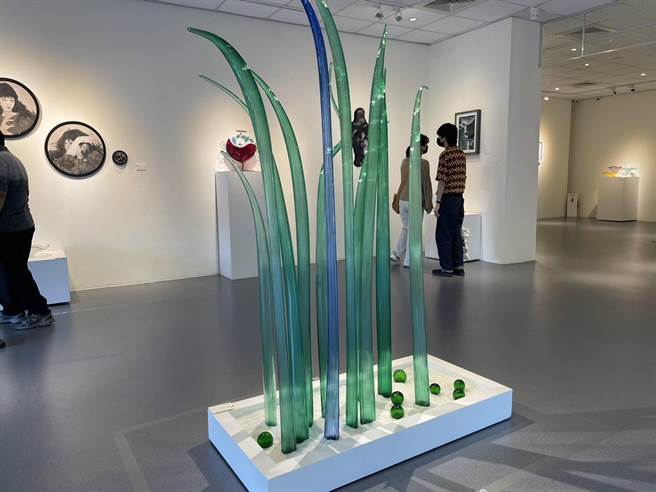 「一硅相承─玻璃艺术师生联展」，即日起至8月20日在新竹市玻璃工艺博物馆展出。（陈育贤摄）